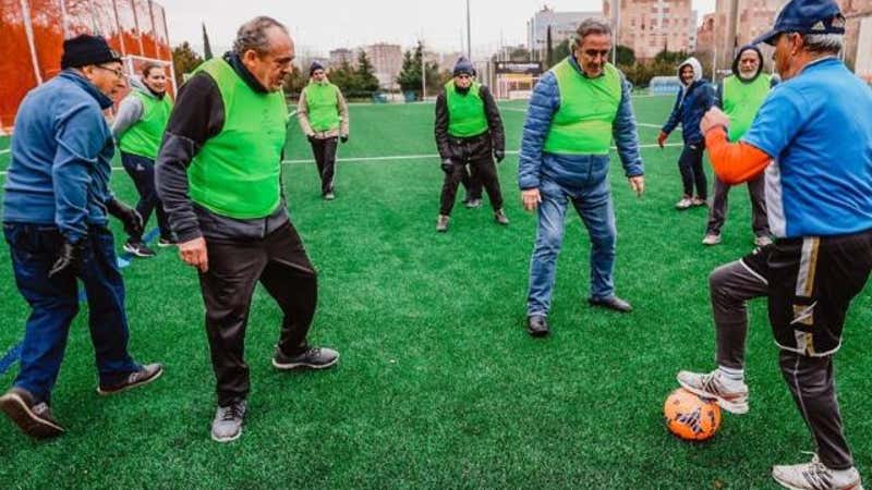 Futbol caminant, una nova activitat a Vilanova per fomentar l'activitat física entre els majors de 60 anys